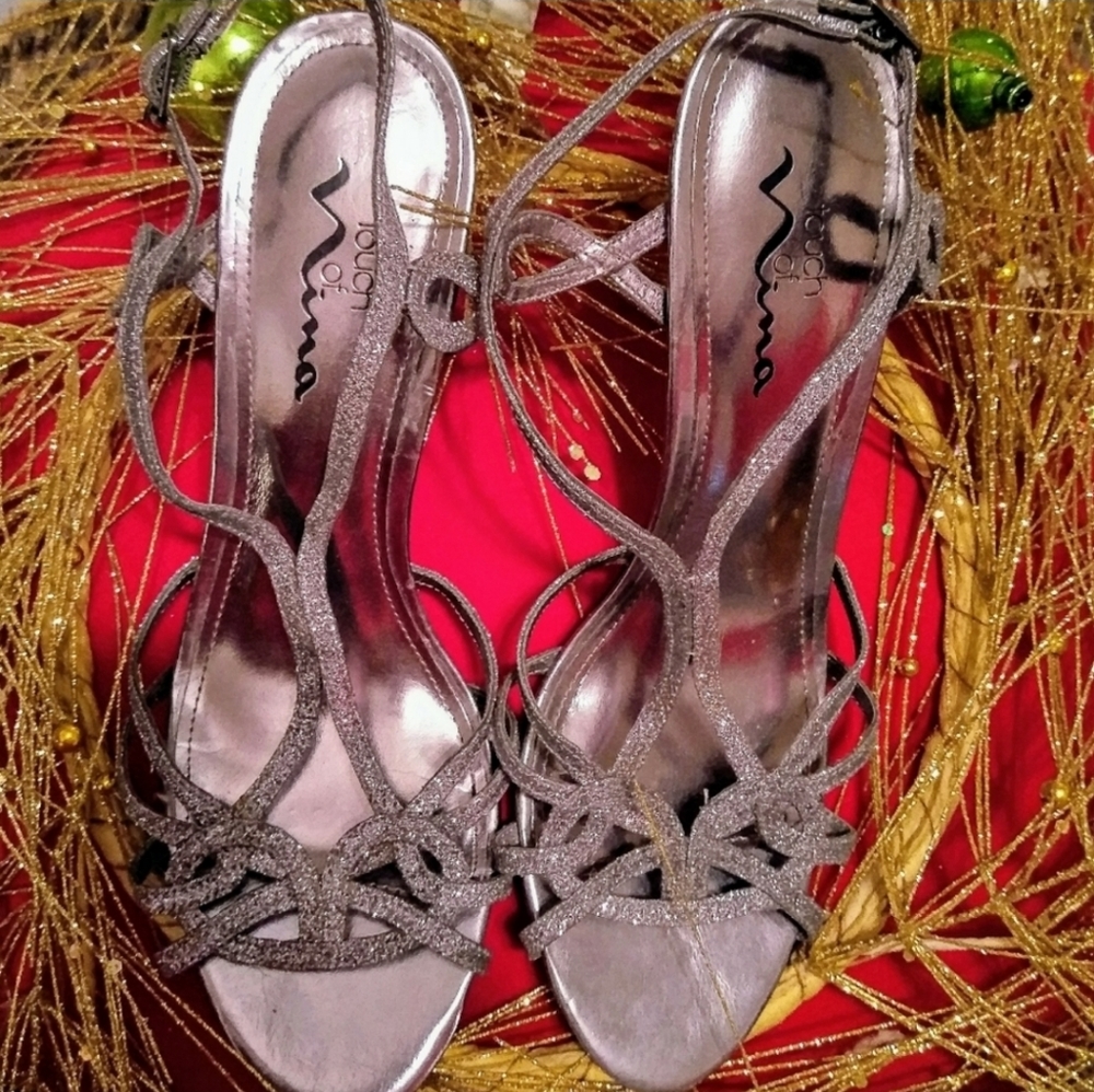 Touch of Nina Sparkly Silver Heels.💚
